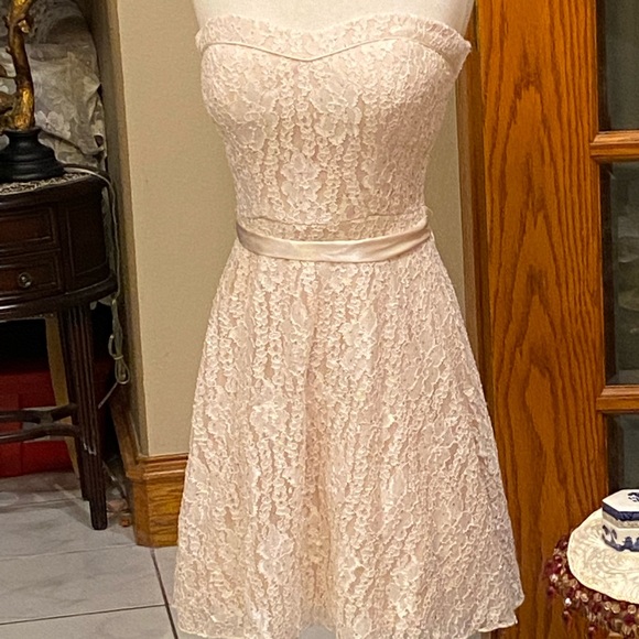 Beautiful lace short dress it’s speechless beautiful! Size 7 juniors. - Picture 10 of 14